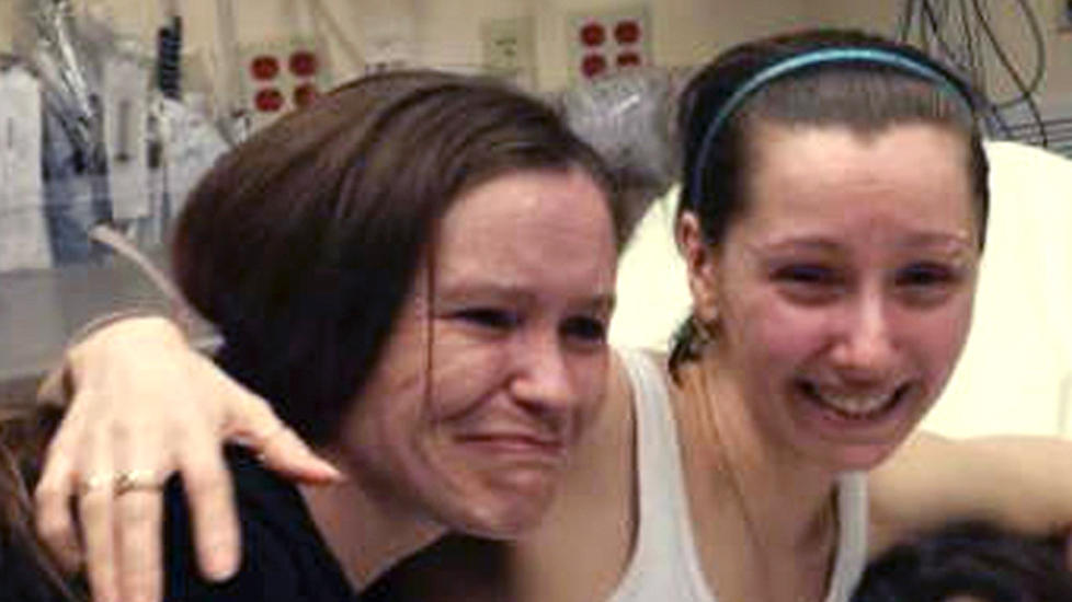 IKKE D�D: Amanda Berry (t.h.) skapte utrolige gledesscener da familien og nabolaget fikk vite at hun var i live etter kidnappingen for ti �r siden.  Foto:  WOIO-TV / AP / NTB SCANPIX