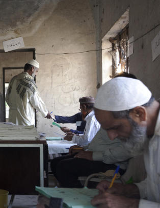 Blodig valgdag i Pakistan