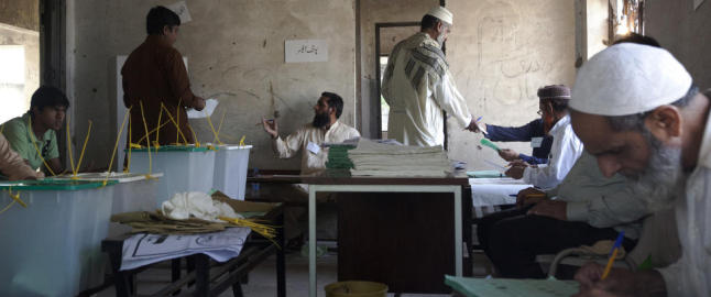 Blodig valgdag i Pakistan