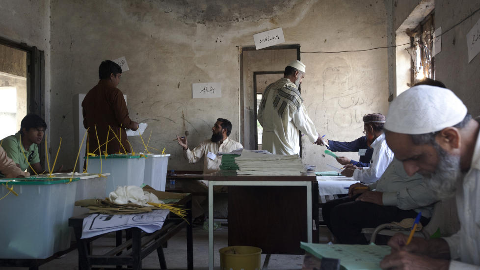 HISTORISK VALG: Siden ble grunnlagt i 1947, har en folkevalgt regjering aldri f�tt sitte tida ut uten � bli felt i et milit�rt kupp. Samtidig g�r �rets valgkamp inn som den blodigste i landets 66 �r lange historie. Foto: Rebecca Conway/ AP Photo