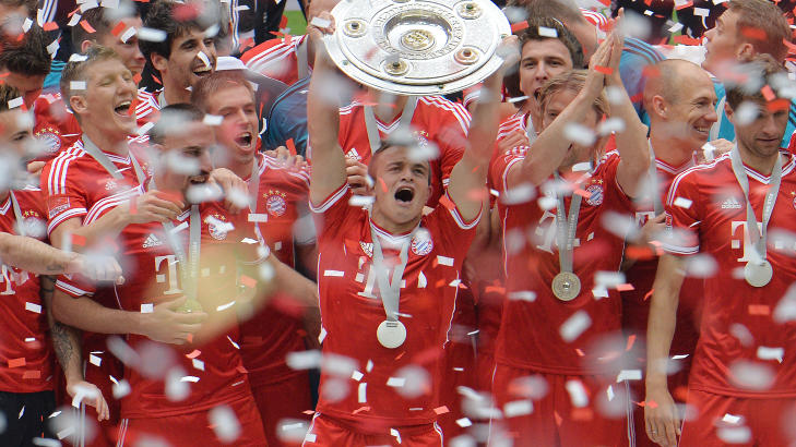  BEVISET:  Det er noen uker siden de vant, men i dag fikk Bayern endelig beviset. Foto: Kerstin Joensson /AP / NTB Scanpix.