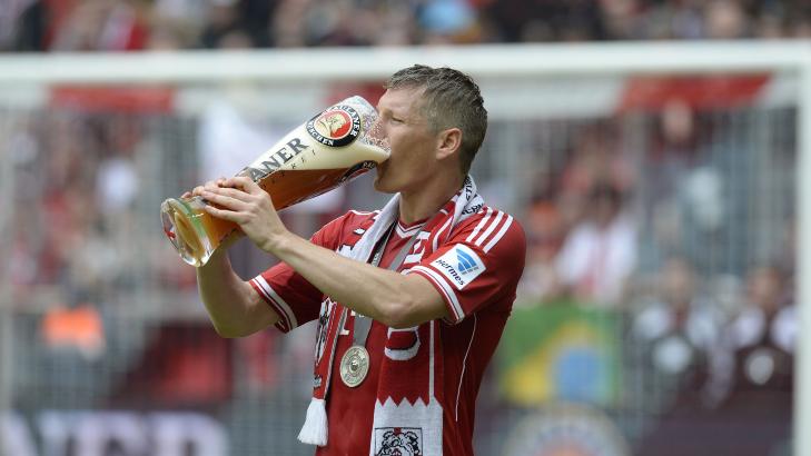  �LHUND:   Bastian Schweinsteiger  har tid til � drikke noen �l f�r CL-finalen 25.mai. Foto: Christof Stache / AFP / NTB Scanpix