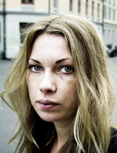 Caroline (26) ble slått ned av helt ukjent mann på gata