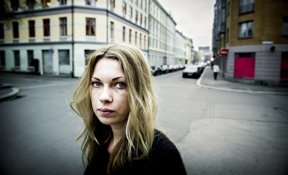 UTSATT FOR BLIND VOLD: Caroline Denise Svendsen (26) ble natt til 1. mai angrepet av en helt ukjent mann her i krysset mellom Jens Bjelkes gate og Sverdrups gate p� Gr�nerl�kka i Oslo. Angriperen p�f�rte henne betydelige skader, blant annet mistet hun en av fortennene. Foto: JOHN T. PEDERSEN / DAGBLADET