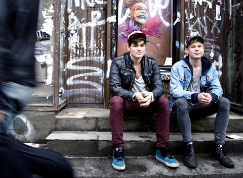 SPARKET OG SPYTTET P�: Ole Martin Sandberg (27, t.v.) og Jens Bratberg (22) ble sparket og spyttet p� av en gjeng natt til torsdag, trolig fordi de er homofile. Ogs� dette angrepet skjedde p� Gr�nerl�kka. Foto: TOMM W. CHRISTIANSEN / DAGBLADET