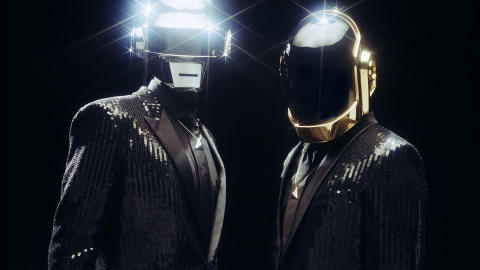 MED MASKER: Daft Punks nye plater har en hang mot disco. Det vises p� deres nye kostymer.