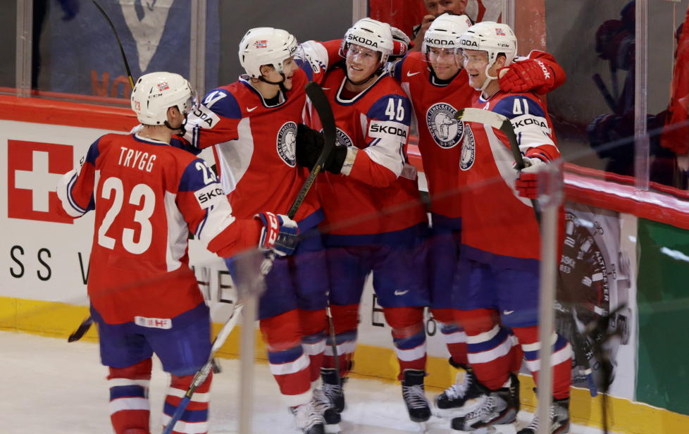 TIL KVARTFINALE? Norge fant tilbake til formen mot Hviterussland l�rdag kveld. Her feirer Mats Trygg (f.v.) Aleksander Bonsaksen, Mathis Olimb, Per-�ge Skr�der og Patrick Thoresen en av Norges scoringer. Foto: H�kon Mosvold Larsen / NTB Scanpix