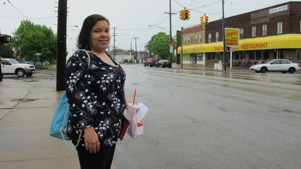 REDD: Angela Catero jobber p� gatestrekningen hvor de tre Cleveland-jentene sist ble sett f�r de ble kidnappet. Hun er redd for � g� denne strekningen kveldstid. Foto: Vegard Kristiansen Kvaale / Dagbladet