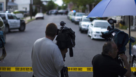 SPERRET AV: 
Et stort politioppbud, FBI og hundepatruler har i natt holdt seg utenfor huset, skriver NBC News. Samtidig har mange naboer bltt evakuert bort fra omr�det. Foto: Reuters/Eduardo Munoz/Scanpix