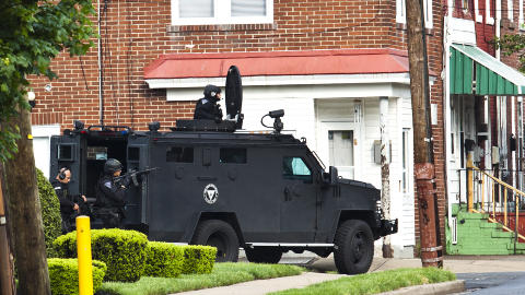 GISSELDRAMA: En mann har holdt flere barn som gisler i et hus i Trenton i USA. Han er mistenkt for � ha drept barnas mor, samt ett barn.  Foto: Reuters/Eduardo Munoz/canpix