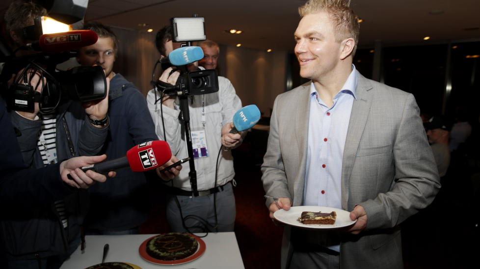 FEIRET MED KAKE: Per-�ge Skr�der feiret jubileet p� en perfekt m�te da han rundet 100 landskamper l�rdag kveld. Han scoret to ganger, og hjalp Norge med � ta et stort skritt mot kvartfinale. Foto: H�kon Mosvold Larsen / NTB Scanpix