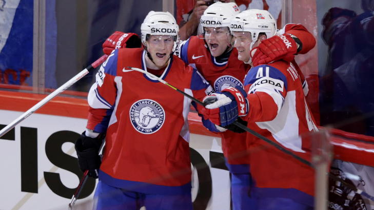 JUBELGUTTER: Per-�ge Skr�der (i midten) feirer scoring nummer to med Mathis Olimb (t.v.) og Patrick Thoresen. Foto: H�kon Mosvold Larsen / NTB Scanpix