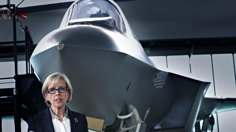 DYRT:  Forsvarsminister Anne-Grete Str�m-Erichsen foran modellen til Norges nye kampfly. Kampflyinvesteringen er beregnet til over 62 milliarder norske kroner for norske skattebetalere.  Foto: Jacques Hvistendahl / Dagbladet