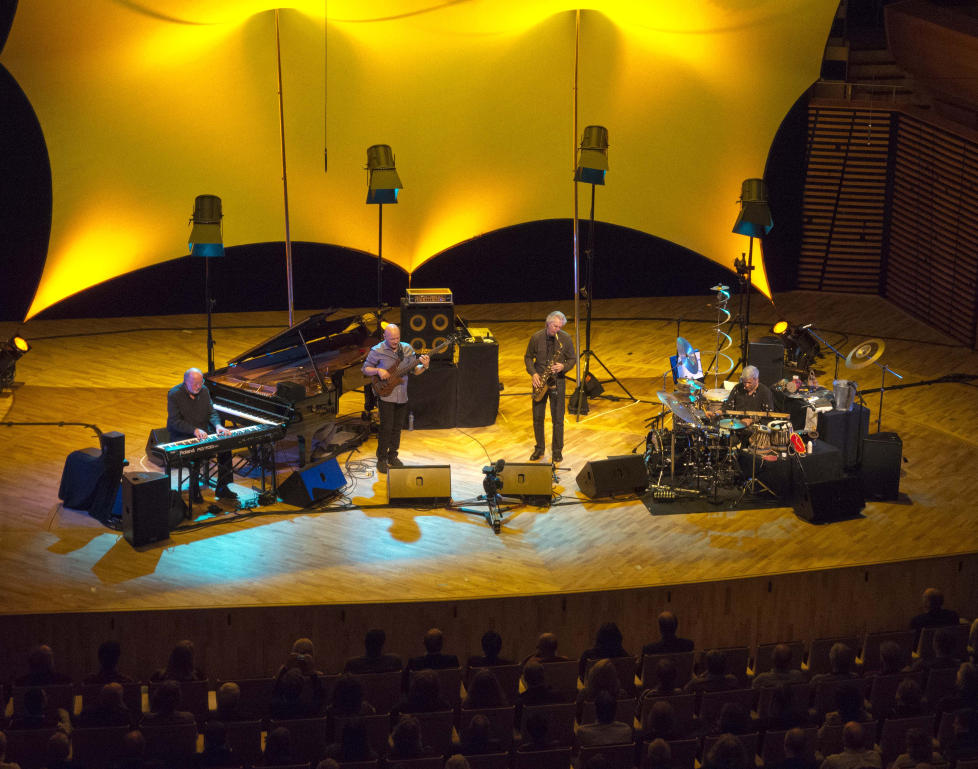 STR�LENDE: Jan Garbarek Group i Stavanger Konserthus under ekstrakonserten fredag kveld. Fra v. Rainer Br�ninghaus, Yuri Daniel, Garbarek og Trilok Gurtu. FOTO:TERJE MOSNES