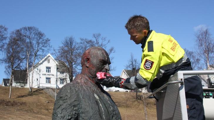 FARGET R�D: Noen hadde malt hodet til statuen av Kong Olav ved Kongsbakken r�d i natt. Foto: Are Medby / Nordlys