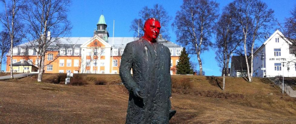 Malte hodet til Kong Olav sprutr�dt i natt