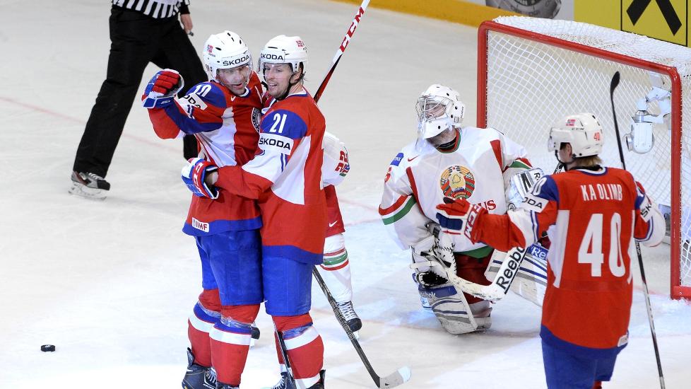 AVGJORDE L�RDAG: Anders Bastiansen (t.v.) har scoret fire ganger i VM s� langt. Her gratuleres han av Morten Aske og Ken-Andr� Olimb etter scoringen mot Hviterussland. Foto: Jonathan Nackstrand / AFP / NTB Scanpix