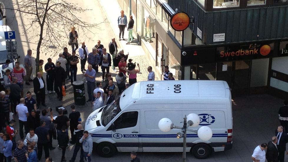 RANSFORS�K: To personer fors�kte rundt klokka 13.00 i dag � rane en verditransport utenfor Swedbank i S�dert�lje i Sverige. Foto: EXPRESSEN