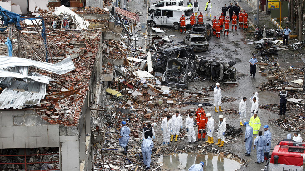 STORE SKADER: Minst 46 mennesker ble drept og over 100 ble s�ret da de to bilbomber eksploderte ved r�dhuset og postkontoret i Reyhanli. Det er det d�deligste angrepet i Tyrkia etter at oppr�ret br�t ut i nabolandet.. Foto: Umit Bektas / Reuters / Scanpix