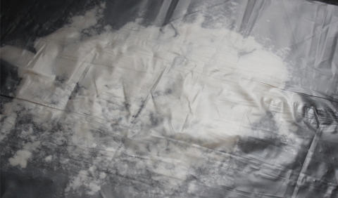 TREKKER TIL SEG FUKT: Litt mel p� flekken, og vips; vekk. FOTO: Trine Jensen