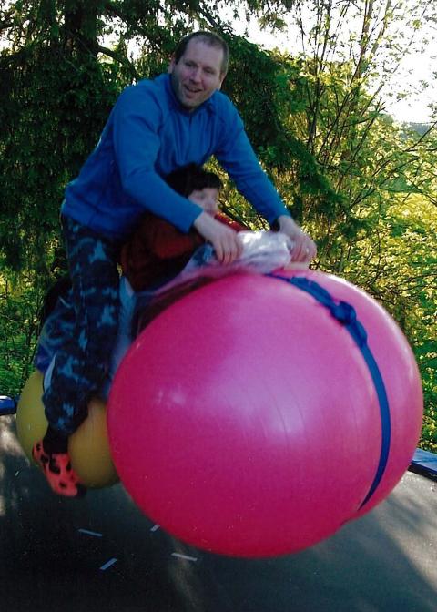 PAPPA OG ANE: Trening er viktig for Ane. Det styrker benmuskulaturen og gir glede i hverdagen. Foto: privat