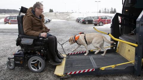 SPESIALTRANSPORT: Johanna liker � kj�re bil med Carmen. Sammen mestrer de � ta seg frem ogs� utenfor hjemmet.  FOTO: Anne Elisabeth N�ss