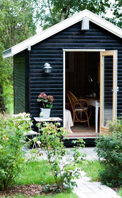 ANNEKS: Henrik og Flemming ville gjerne ha litt mer plass, og da det ville bli for dyrt � bygge ut, fikk de i stedet laget et lite anneks p� ti kvadratmeter. Annekset bruker Henrik til � arbeide i n�r han maler eller lager skulpture FOTO: Tia Borgsmidt