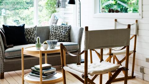 STUEN: I stuen st�r �cerutten�, som Henrik og Flemming kaller denne klassiske London-sofaen. De fikk den for bare 350 kroner p� en auksjon, og den luktet tobakk i mange m�neder.  FOTO: Tia Borgsmidt