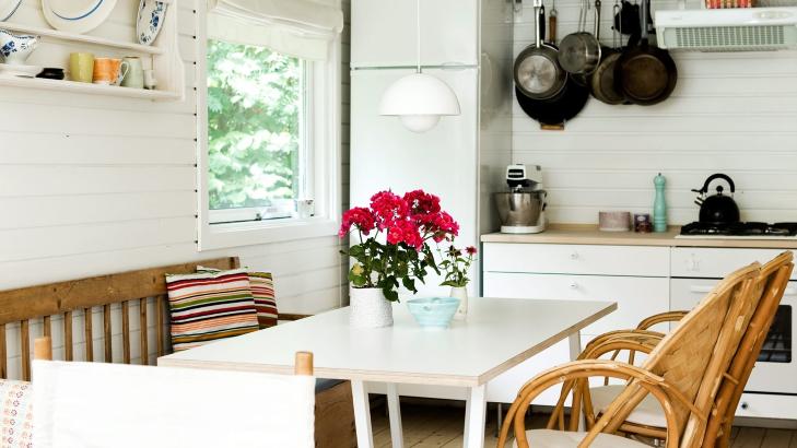 NYTT OG GAMMELT: P� kj�kkenet er nytt og gammelt forenet. Bordet er helt nytt, og er kj�pt hos Hay. Slagbenken er kj�pt i en brukthandel.  FOTO: Tia Borgsmidt