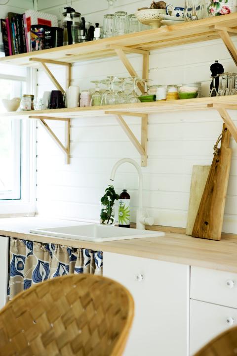 HYLLER: Over kj�kkeninnredningen fra Ikea er det hengt opp fire meter lange trehyller til b�ker, glass, sk�ler og mange andre ting. Hylleknektene er fra Ikea, men selve hyllene er spesiallaget. FOTO: Tia Borgsmidt