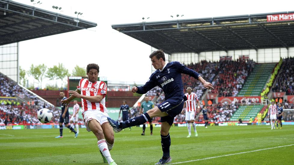 JAGER TOPP FIRE: Etter seier mot Stoke i dag er Gareth Bale og Tottenham � poeng. Arsenal har to kamper igjen � spille, mens Tottenham spiller sin siste neste helg. Foto: AFP PHOTO / ADRIAN DENNIS