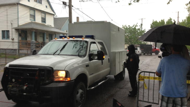 ETTERFORSKNING: Politiet kj�rer bort kasser med bevismateriale fra huset til Ariel Castro i Seymour Avenue i Cleveland, der de tre kvinnene forteller at de ble holdt fanget i et ti�r. Foto: VEGARD KRISTIANSEN KVAALE / DAGBLADET