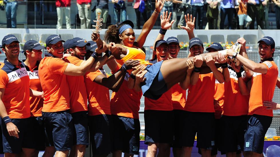 TOK SIN FEMTIENDE TITTEL: Serena Williams slo Maria Sjarapova i Madrid Masters i dag, og kunne med det ta sin femtiende tittel. Foto: AFP PHOTO / JAVIER SORIANO