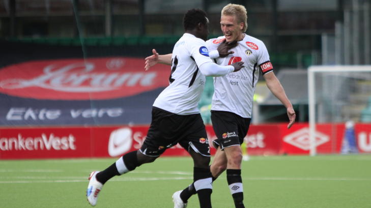  PERLE:  Malick Mane (t.v.) og Per-Egil Flo feirer Mane sin 1-0 scoring. Foto: Alf Vidar Sn�land / NTB scanpix