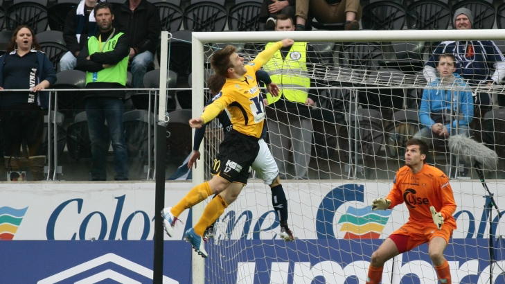 SJANSEFEST: Eliteseriekampen mellom Start og Viking i kveld ble litt av en sjansefest. Kampen endte 1-2.
Foto: Tor Erik Schr�der / NTB scanpix