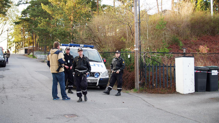 ETTERFORSKNING: Politiet etterforsker likfunnet p� Ulv�ya. Foto: DANIEL LAABAK