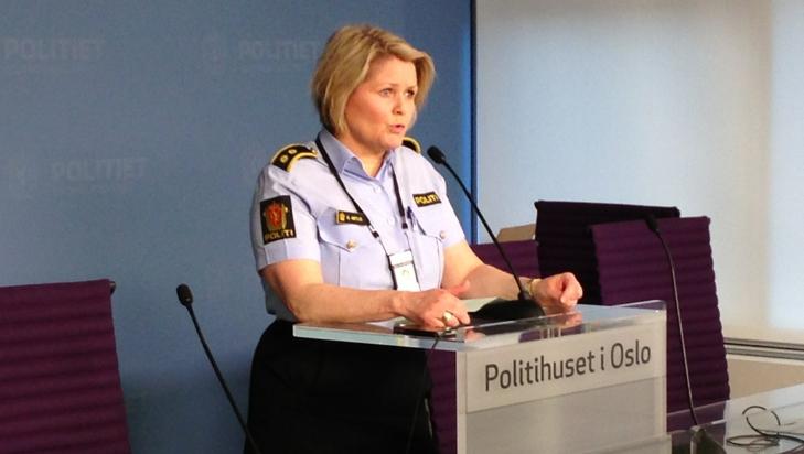 ORIENTERTE: Politioverbetjent Grete Lien Metlid orienterte pressen om hendelsen klokka 21. Foto: LARS BRYHN NYLAND