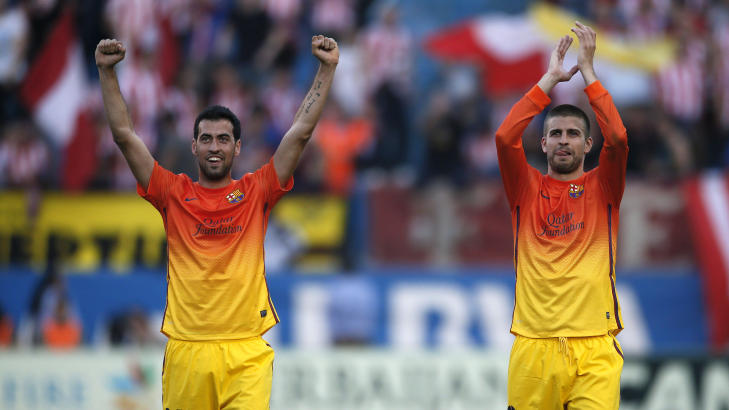 SERIEMESTRE: Barcelona. Her jubler Gerard Pique og Sergio Busquets etter kampslutt. Foto: REUTERS/Javier Barbancho
