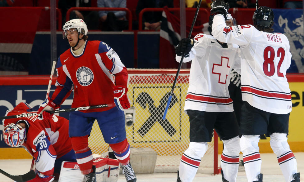  KONTRASTER:  Sveits jubler - mens Lars Haugen og Kristian Forsberg depper. Foto: Arnd Wiegmann / Reuters / NTB Scanpix.