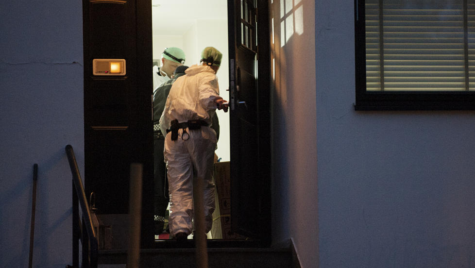 TEKNISKE UNDERS�KELSER: Politiets tekniske etterforskere ankom i 22.20-tida �stedet. Foto: BENJAMIN A. WARD / DAGBLADET