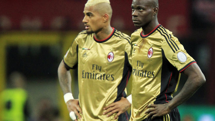 STOPPET: Dommeren m�tte stoppe kampen da det kom rasismetilrop mot Mario Balotelli. Foto: REUTERS/Alessandro Garofalo