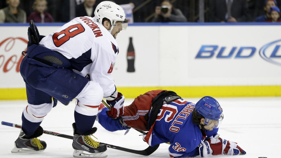   H�YT OG LAVT:  Mats Zuccarello ( bl� og r�d 36) kvitterte for gasjen igjen i natt. Her i duell med russseren Alex Ovechkin i Washington Capitals. Foto: Kathy Willens. AP/NTB Scanpix.