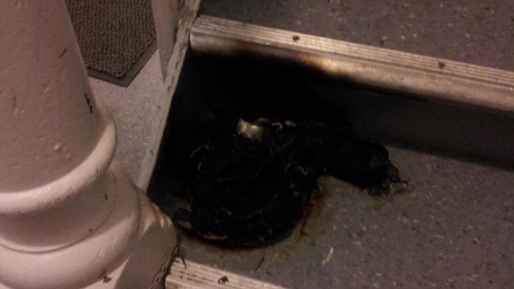  BRANNSTED ETTER SLOKKING:  Den p�satte brannen i dette trappetrinnet i inngangen, var nok til at r�yken l� tett helt opp til 4. etasje da alarmen gikk. Foto: 2400-tipser.