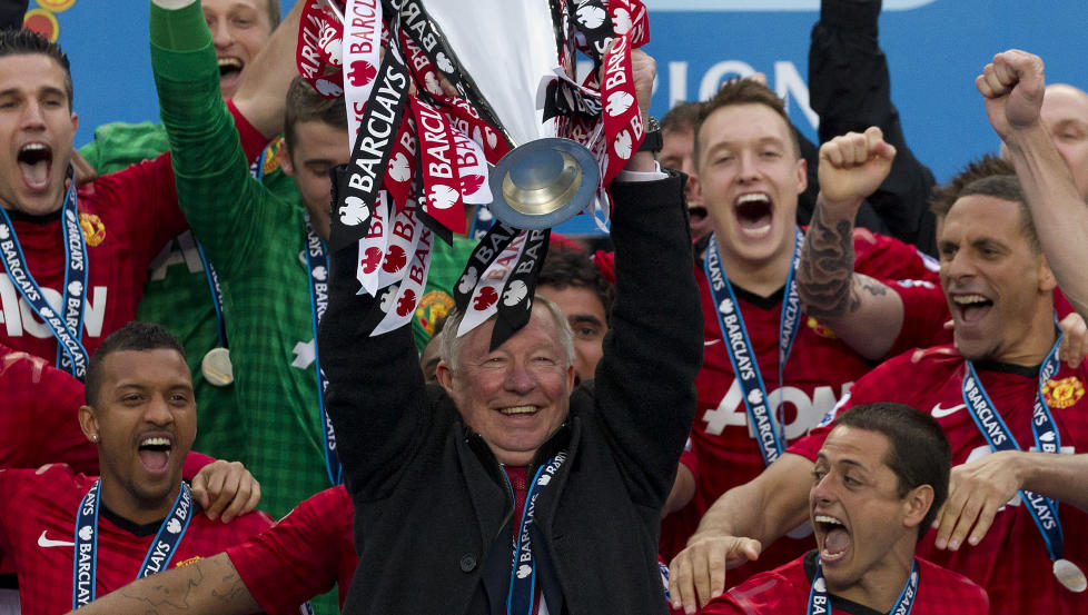 OVER OG UT:  Sir Alex Ferguson kunne i g�r heve det synlige beviset for at Manchester United er seriemester 20. gang. FOTO: NTB SCANPIX