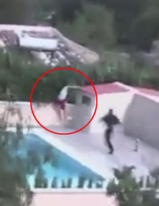 En av Storbritannias mest etters�kte ligger og soler seg ved bassenget. S� kommer politiet