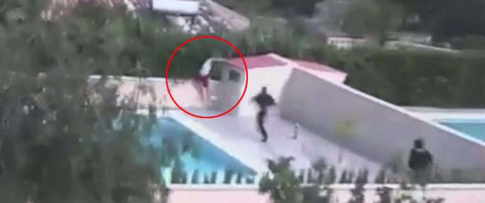 En av Storbritannias mest etters�kte ligger og soler seg ved bassenget. S� kommer politiet