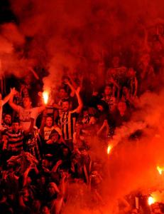 Fotballsupporter stukket ned 
p� bussholdeplass