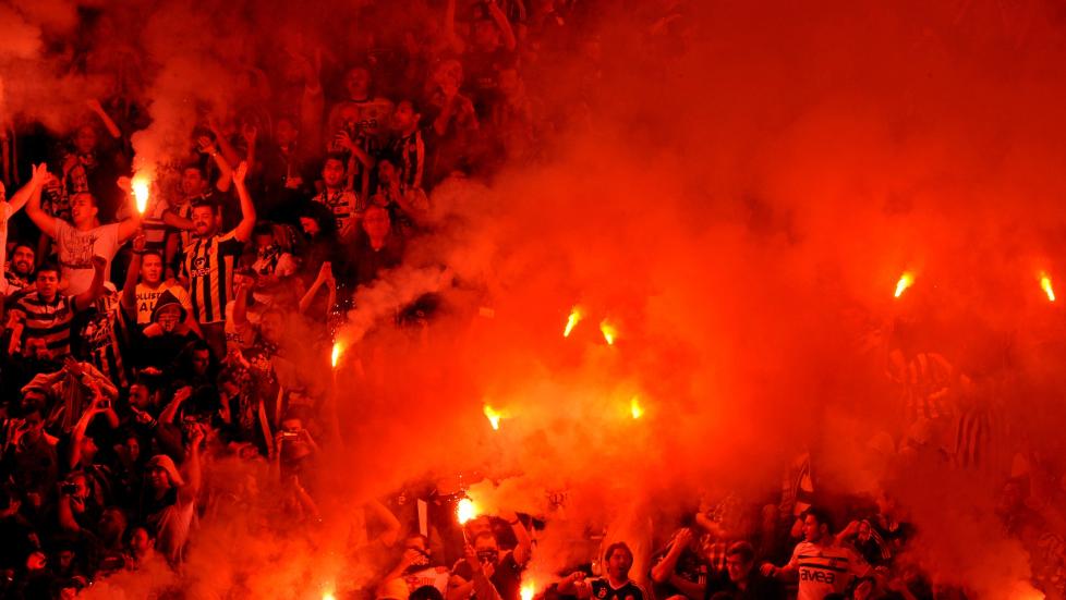 GLOHETT:  Det var som vanlig hett p� tribunen da Fenerbahce og Galatasaray m�ttes i g�r kveld. Her feirer supporterne til Fenerbahce 2-1-seieren. FOTO: NTB SCANPIX