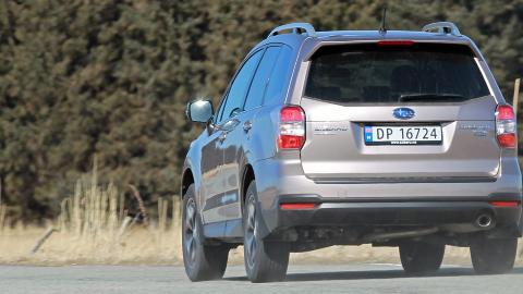 TYNGDEPUNKT: Subaru Forester ser h�y og SUV-klassisk ut, men byggestrukturen og boksermotoren s�rger for et relativt lavt tyngdepunkt. Det kommer kj�reegenskapene til gode. Foto: Petter Handeland