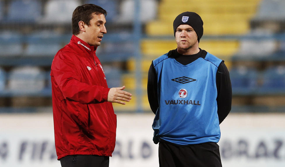 - FRAV�RENDE: Englands assistentmanager Gary Neville tror hans gamle lagkamerat fra Manchester United, Wayne Rooney, kommer til � skifte mening igjen og bli v�rende i United. Foto: Eddie Keogh, Reuters / NTB Scanpix